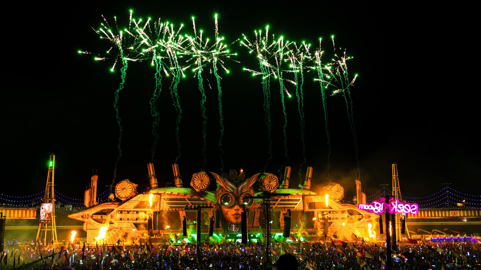 Festival crowd lit up at EDC Las Vegas